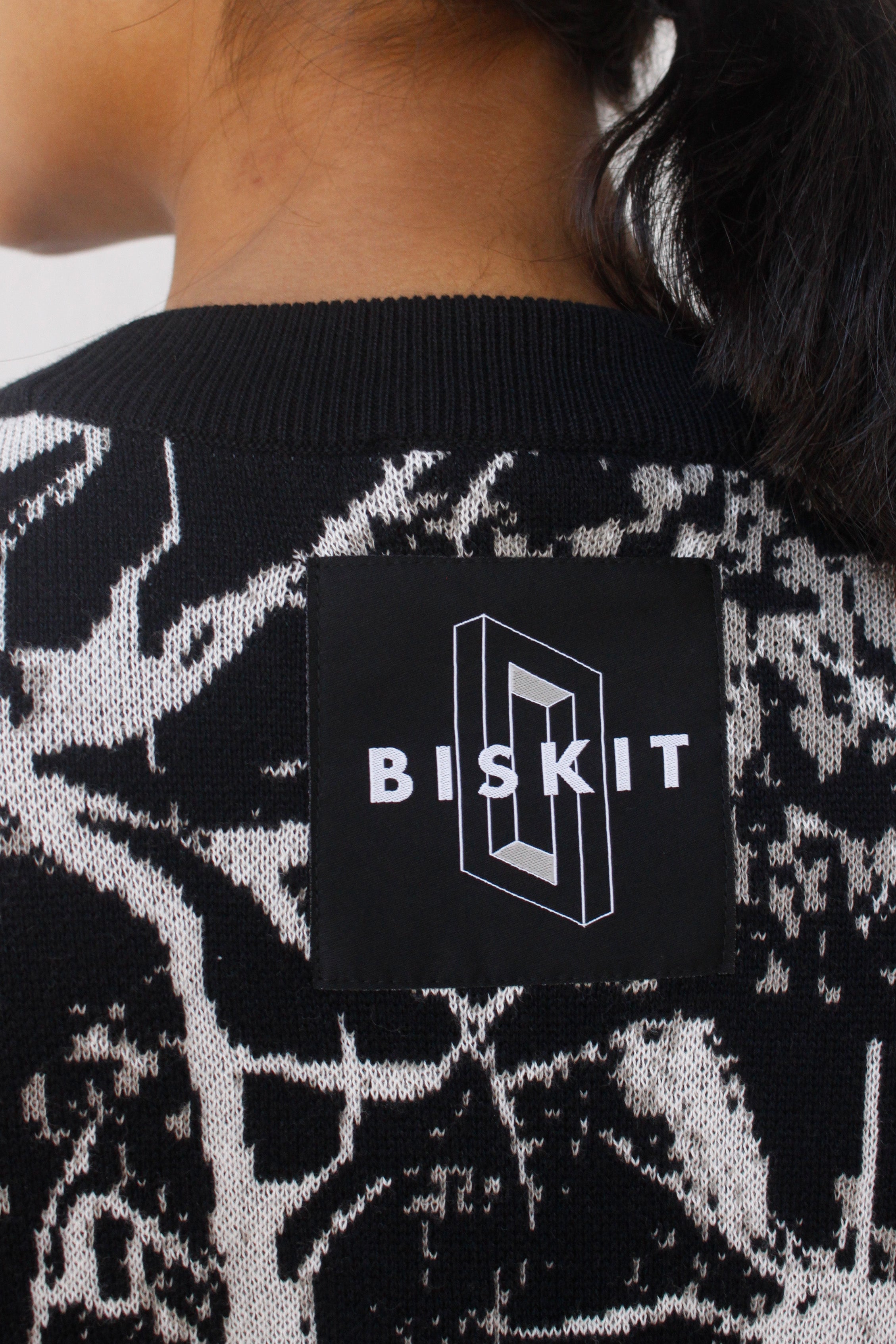 neuronsweater-backlabel_2258x.